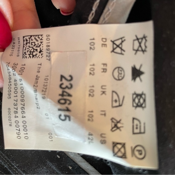 Black Hugo Boss suit for men - Picture 7 of 15